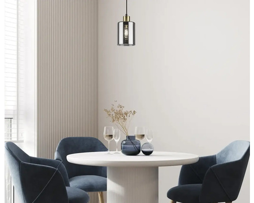 Scenă cu masă de sufragerie, lampă suspendată, veselă și scaune tapițate albastre