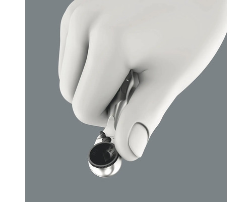 O mână ține o cheie tubulară mică.