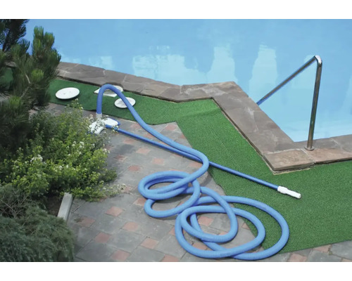 Aspirator de piscină cu furtun lângă piscină