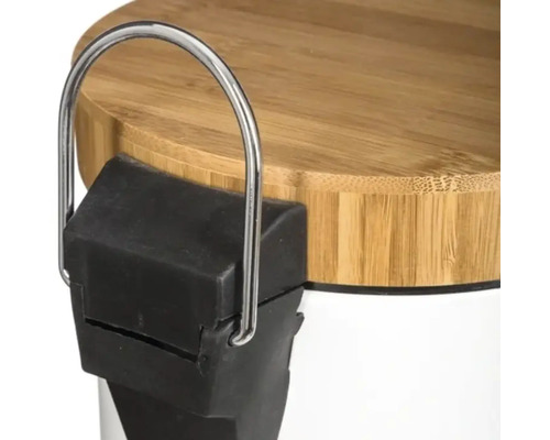 Imagine detaliată cu o pubelă cu pedală cu capac din bambus și elemente metalice