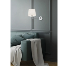 Lampa de perete deasupra canapelei cu perne și cuvertură