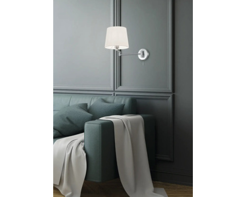 Lampa de perete deasupra canapelei cu perne și cuvertură