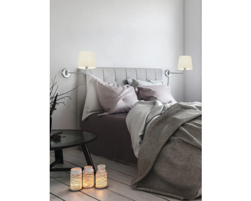 Dormitor cu pat, noptieră, lămpi de perete și decorațiuni