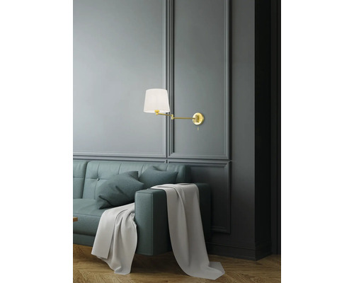 Camera de zi cu lampă de perete, canapea și pătură