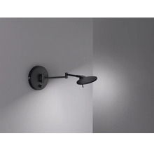 Lampă de perete pivotantă pentru iluminat interior.