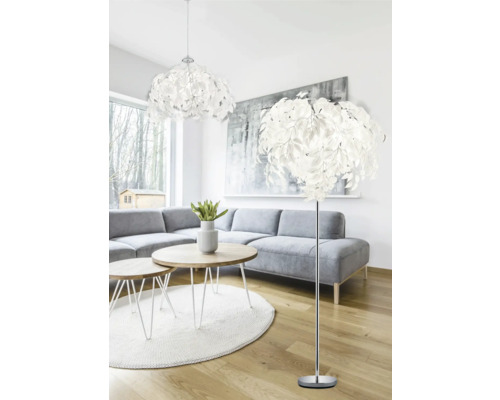 Living cu canapea gri, mese rotunde și lămpi cu frunze ca plafonieră și lampă de podea.