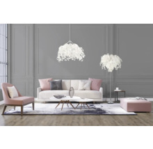 Living cu canapea, fotoliu, măsuță de cafea și lămpi decorative pentru o atmosferă confortabilă.