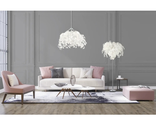 Living cu canapea, fotoliu, măsuță de cafea și lămpi decorative pentru o atmosferă confortabilă.