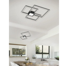 Două corpuri de iluminat moderne cu design pătrat într-o cameră luminoasă.