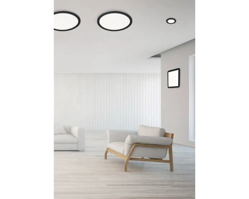 Spațiu de locuit luminos cu corpuri de iluminat de tavan și mobilier de ședere