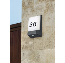 Lumină cu numărul casei, cu numărul 38 pe un perete