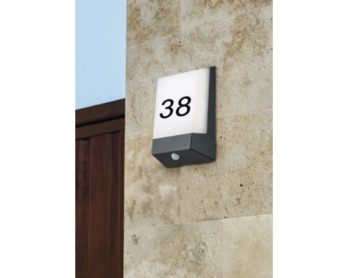 Lumină cu numărul casei, cu numărul 38 pe un perete