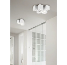 Două lămpi de tavan albe cu design cubic într-o cameră luminoasă.