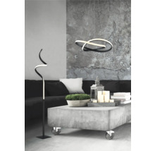 Scenă de living modernă cu lampă de tavan, lampă de podea, canapea și măsuță de cafea