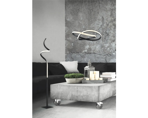 Scenă de living modernă cu lampă de tavan, lampă de podea, canapea și măsuță de cafea