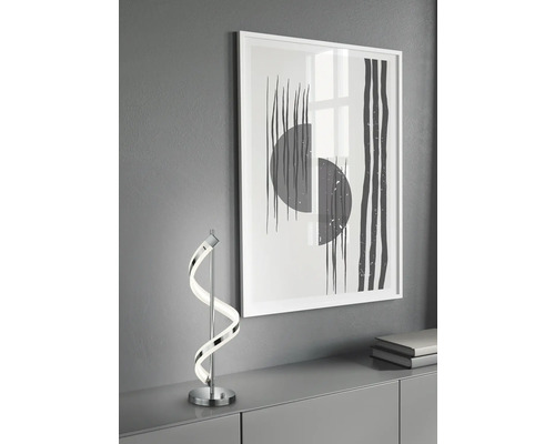 Cameră de zi decorativă cu lampă de masă LED spiralată și opera de artă înrămată pe perete