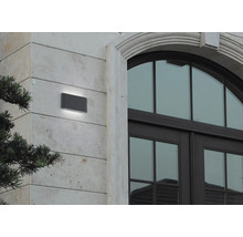 Lumină modernă de perete exterior dreptunghiulară pe o fațadă
