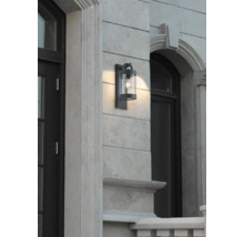 Lumină de perete cu cilindru de sticlă pentru exterior pe peretele casei