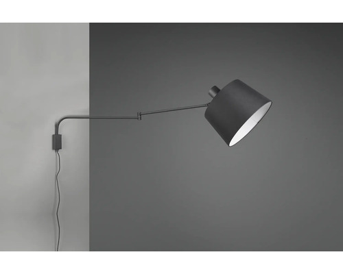 Lampă de perete pivotantă cu cablu și abajur conic.