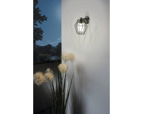 Lumină de perete cu abajur geometric și decorațiuni florale.