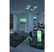 Cameră de zi cu plafonieră, lampă suspendată, lampă de masă și lampă de perete în design modern