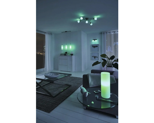 Cameră de zi cu plafonieră, lampă suspendată, lampă de masă și lampă de perete în design modern