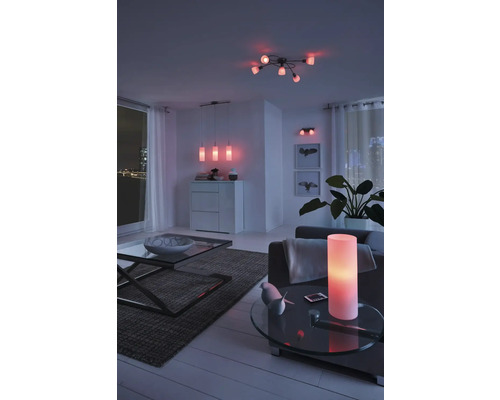 Cameră de zi cu plafonieră, lampă suspendată și lampă de masă pentru iluminat ambiental