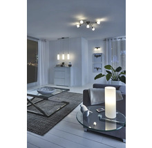 Cameră de zi cu plafonieră, lampă suspendată, lampă de masă și lampă de perete pentru o atmosferă luminoasă