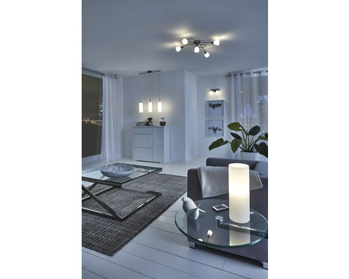 Cameră de zi cu plafonieră, lampă suspendată, lampă de masă și lampă de perete pentru o atmosferă luminoasă