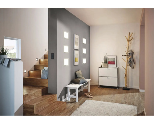 Hol cu scară, aplice de perete și mobilier alb