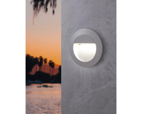 Lumină rotundă de perete pentru exterior pe un perete gri de piatră