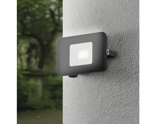 Reflector LED negru de exterior montat pe un perete