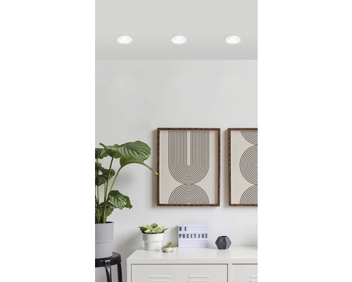 Spot LED încastrat Salabate 6W 380 lumeni IP44, 2700K variabil, Ø88 mm, alb Spoturi încastrate în tavan într-o cameră modernă cu opere de artă și plante