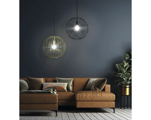 Living cu canapea din piele maro, plantă de interior și două lămpi suspendate cu abajur din sârmă