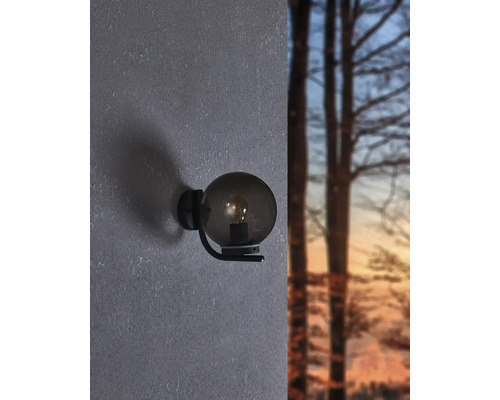 Lampa de perete cu abajur rotund din sticlă fumurie și suport negru pe perete
