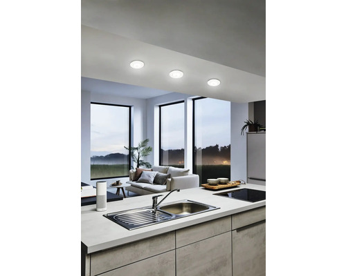 Spot LED încastrat Zujar 3,4W 340 lumeni, 3000K, Ø90 mm, alb, pachet 3 bucăți Bucătărie luminoasă, modernă, cu chiuvetă încorporată, plită, lămpi de tavan și vedere spre exterior