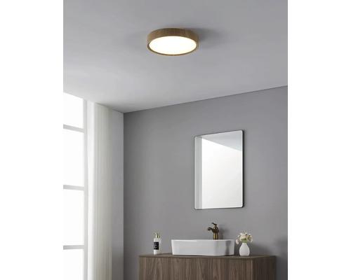 Baie cu chiuvetă, oglindă și plafonieră rotundă