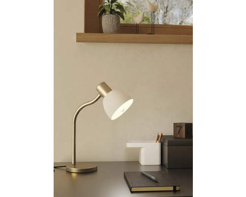 Birou cu lampă de birou, carnet, pix și decorațiuni pentru o atmosferă de lucru plăcută