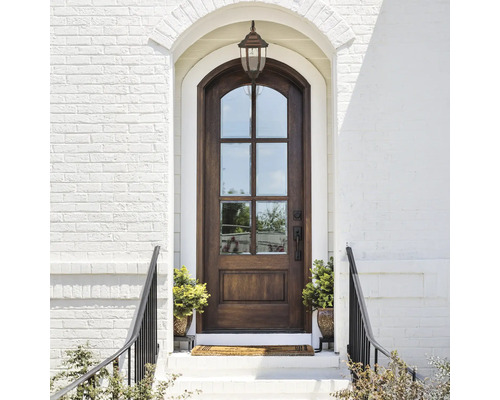 Zonă de intrare cu ușă din lemn, fereastră, lampă de exterior și scară