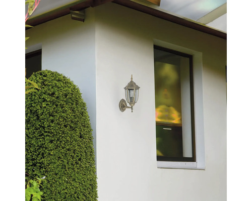 Perete de casă cu lampă de exterior