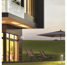 Scenă cu corpuri de iluminat pentru grădină, mobilier de grădină și casă modernă