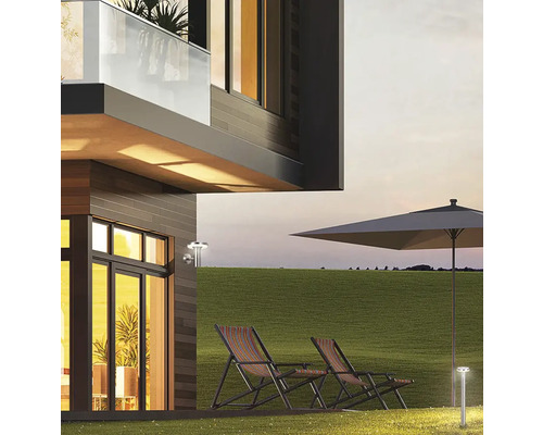 Scenă cu corpuri de iluminat pentru grădină, mobilier de grădină și casă modernă