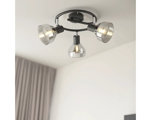 Lumină de plafon cu trei spoturi și abajururi din sticlă transparentă