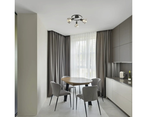 Zonă de luat masa cu masă, scaune și plafonieră cu design modern