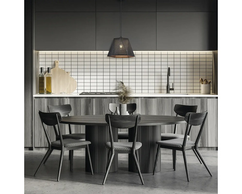 Scenă de bucătărie cu masă de sufragerie, scaune și iluminat sub dulapurile suspendate