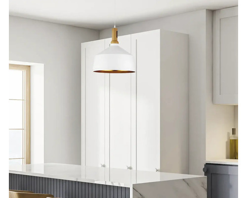 Lumină suspendată albă cu detalii din lemn într-o bucătărie luminoasă