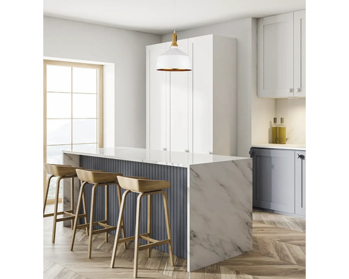 Bucătărie luminoasă cu insulă de gătit, scaune de bar și lampă suspendată