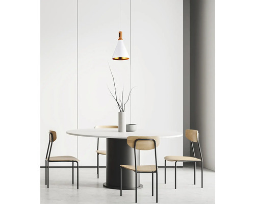 Sufragerie cu masă rotundă, scaune și lampă suspendată