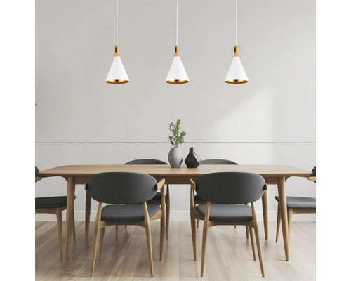 Sufragerie cu masă din lemn, scaune și trei lămpi suspendate