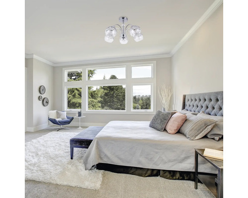 Dormitor cu plafonieră cu cinci lămpi